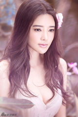 组图：张璇丛林仙子写真 甜美性感露事业线