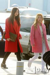 组图：少时成员亮相机场 徐贤火红孝渊粉嫩