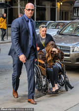 组图：Gaga步行去瑜伽治疗 坐轮椅众人护驾