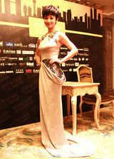 组图：石小群亮相时尚盛典 银色晚装勾勒身材