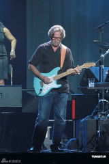 组图：Eric Clapton香港开唱 方大同低调助阵