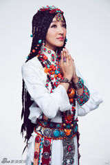 组图：旺姆新年祈福写真曝光 华丽配饰贵气逼人