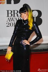 组图：莉莉-艾伦黄发抢眼 紧身亮片裙性感火辣