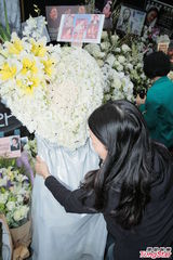 组图：张国荣逝世10周年 荣迷纪念送花拜祭