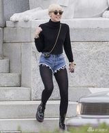 组图：麦莉与赤裸舞娘风骚起舞 大玩舔臀啃胸