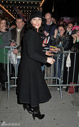 高清组图：凯瑟琳-泽塔琼斯纽约看戏剧遭粉丝围堵