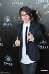 组图：薛凯琪签约新公司 刘谦否认与李蕴绯闻