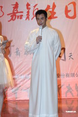 组图：郑嘉颖《叶问》剧组庆生 许愿拍戏不受伤