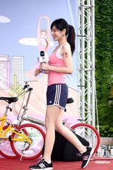 幻灯图：陈怡蓉化身运动甜心展曲线 呼吁健走活动