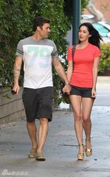 组图：梅根福克斯红装娇艳 和老公亲密牵手出行