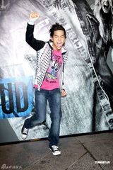 组图：柯有纶为服装助阵演出 透露新专辑12月发行