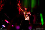 组图：艾薇儿上海开唱火爆异常 摇滚小天后热力四射