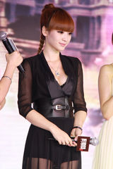 组图：柳岩透视装上演黑色诱惑 薄纱裙大秀美腿