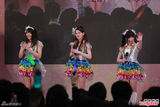 组图：SKE48三成员彩衣俏皮 唱跳卖力展热情