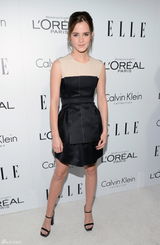 组图：艾玛-沃森精致黑裙初现魅力女人范