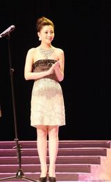 幻灯图：殷桃优雅亮相 两款别致礼服显古典贵气