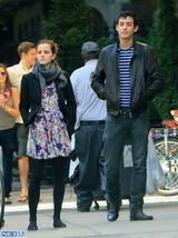 组图：“赫敏”艾玛7年交8男友 爱富商也爱学长