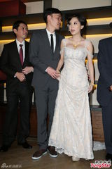 组图：20岁怀孕女星爆乳嫁张菲32岁儿子