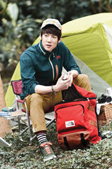 高清组图：七封柳演锡户外写真 变身运动型男