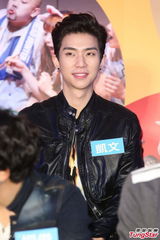 组图：韩团SECRET帝国之子轮番唱 闪光夫妇恩爱