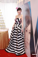 组图：周慧敏低胸拖尾长裙现身 否认给老公赚钱