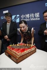 组图：张柏芝艳丽亮相戛纳庆32岁生日