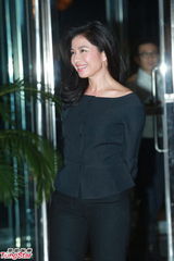 组图：晶刚香港婚宴 钟楚红黑色套装优雅贵气亮相