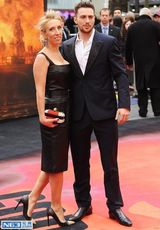 组图：《哥斯拉》男星揽两“妻” 小真老婆24岁