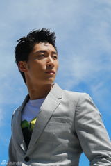 组图：窦骁戛纳街拍写真 清爽帅气展成熟魅力