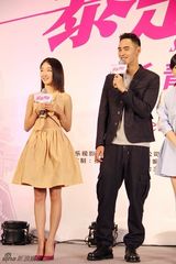 组图：《暴走神探》杀青 周冬雨“表白”阮经天