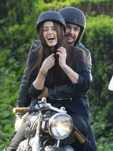 组图：德普未婚妻骑机车俏丽狂野 与弗兰科亲热