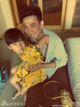 组图：明星奶爸齐过父亲节 陈坤携子卖萌抢镜