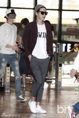 组图：朴海镇亮相机场 休闲装难掩帅气