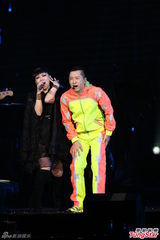 组图：多变哈林(庾澄庆)唱金曲 登小巨蛋万人同欢