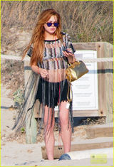 组图：林赛-罗韩透视装露啤酒肚 与友人出海狂欢