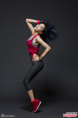 组图：Ella低胸马甲超短皮裤 挑战性感女人味