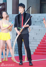 组图：小栗旬豪放向比基尼美女放水玩湿身诱惑