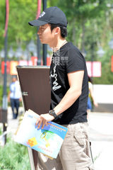 组图：少年影帝董子健开学 休闲装萌笑报到中戏