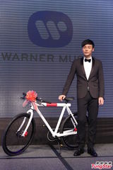 组图：大陆歌手李荣浩签约华纳 接班周杰伦