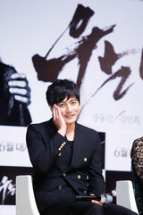 独家：《哭泣男人》张东健黑衣亮相与粉丝互动