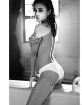 组图：袁姗姗再登《男人装》裸背湿身诱惑