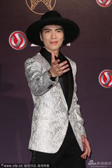 组图：萧敬腾复古宽檐帽 静若凤飞飞动如MJ