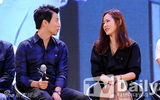 组图：金南佶孙艺珍助阵《海盗》开心不已