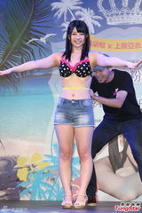 组图：萌妹上原亚衣大胆脱上衣 劈腿趴地撅臀停不下来