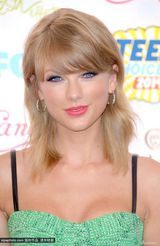 组图：青少年选择奖卡戴珊姐妹争艳 赛琳娜性感