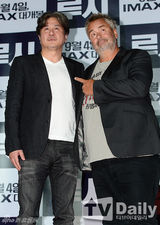 组图：韩星崔岷植携手吕克贝松出席试映会