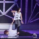 组图：欧巴欧尼合作舞台：火热舞蹈性感撩人。