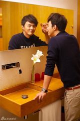 组图：叶祖新休闲商务写真 展韩风悠闲时光