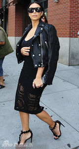 组图：金-卡戴珊穿性感蕾丝裙 与粉丝亲密合影