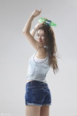 组图：MissA秀智热舞拍广告 湿身诱惑秀舞姿